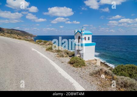 Typisch griechische Miniatur-Schrein am Straßenrand. Kleine griechische orthodoxe Kapelle Stockfoto