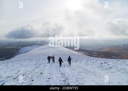 CO KERRY, IRLAND - Februar 4, 2019: die Menschen klettern in den Schnee auf die Brüste von Anu, Co Kerry, Irland Stockfoto