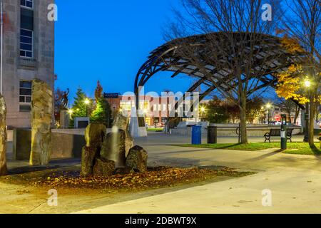 Courthouse Park auf dem Courthouse Square in der Abenddämmerung in der Innenstadt von Goderich, Huron County, Ontario, Kanada. Stockfoto
