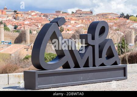 Avila, Spanien - 25. Juni 2019: Avila Blick von Los cuatro postes (die vier Post). Kastilien und Leon, Spanien Stockfoto