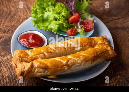 Frankfurter in Blätterteig auf einem Teller Stockfoto