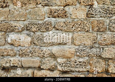 Hintergrund der Steinmauer des Schlosses aus Steinen in verschiedenen Formen und Größen und Texturen. Stockfoto