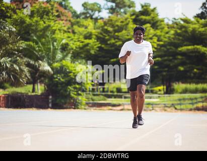 Asiatische junge Lifestyle-Sportler Sport Läufer schwarz Mann tragen Füße Schuh aktiv Lauftraining im Freien auf dem Laufband Linie Straße, gesunde exercis Stockfoto