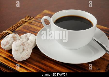 Kaffee mit Mini-Puderzucker-Donuts Stockfoto