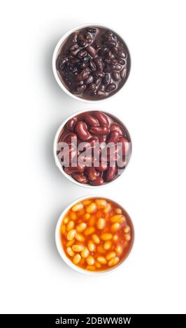 Verschiedene Bohnen mit Sauce in Schalen isoliert auf weißem Hintergrund. Stockfoto