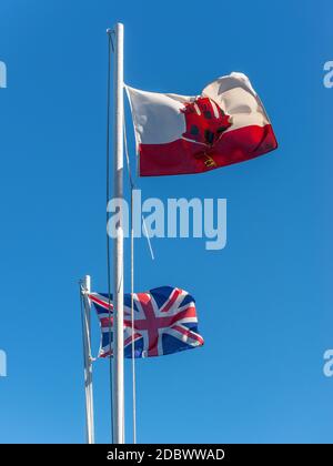 Flaggen der Gibraltar und Vereinigtes Königreich auf dem Felsen von Gibraltar winken auf dem Wind Stockfoto