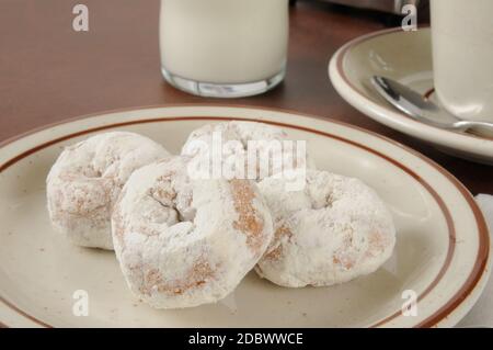 Mini-Kuchen-Donuts mit Puderzucker Stockfoto