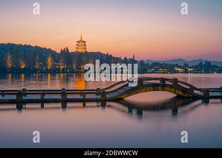 Sonnenuntergang Ansicht der chinesischen Architektur am Westsee in Hangzhou, China. Stockfoto