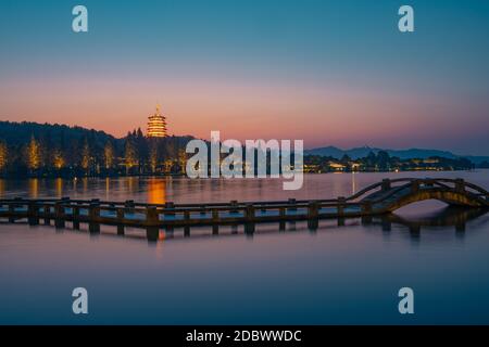 Sonnenuntergang Ansicht der chinesischen Architektur am Westsee in Hangzhou, China. Stockfoto