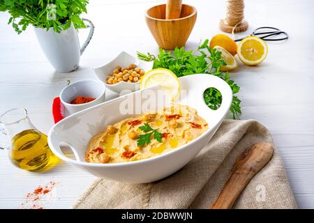 Hummuspaste mit Zitrone und Chili auf weißem Hintergrund Stockfoto