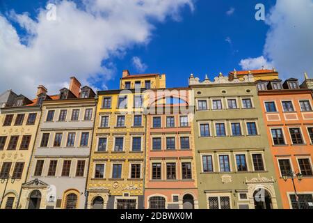 Typische bunte Häuser Gebäude mit bunten Fassade, Veranda mit Vortreppe Treppe, Piwna Straße mit Kopfsteinpflaster Straße, blauer Himmel backgr Stockfoto