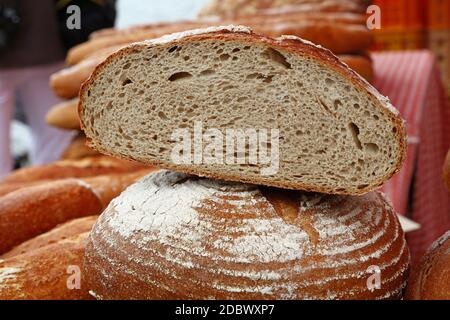 Nahaufnahme einer Auswahl an verschiedenen frischen Brotsorten im Einzelhandel im Backwarenladen, niedrige Sicht Stockfoto