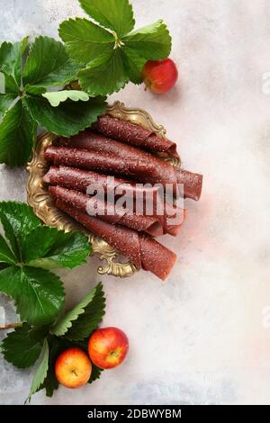 Erdbeer-Marshmallow mit Äpfeln und Chiasamen auf hellem Hintergrund. Gesunde Ernährung. Speicherplatz kopieren. Blick von oben. Vertikales Foto. Flach liegend. Stockfoto