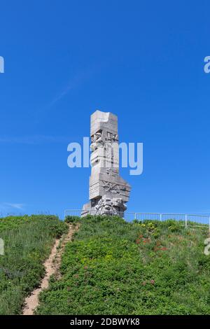 Danzig - Westerplatte, Polen - 5. Juni 2018: Westerplatte Denkmal zur Erinnerung an die polnischen Verteidiger auf dem Hintergrund des blauen Himmels Stockfoto