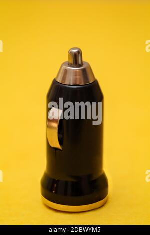 Ein USB-Ladestecker für den Zigarettenanzünder im Auto Stockfoto