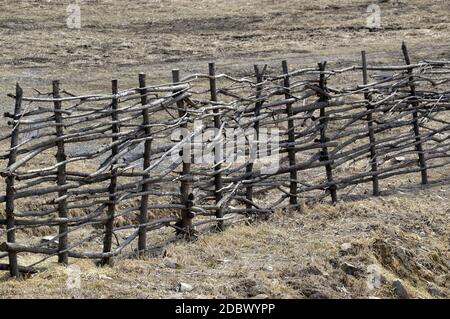 Alt verwitterter Holzzaun im altslawischen Stil. Stockfoto