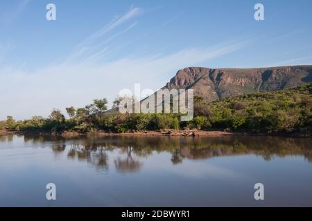 Tlopi Dam landschaftlich schöne Aussicht mit Reflexionen im Wasser im Marakele Nationalpark, Limpopo Provinz, Südafrika Stockfoto