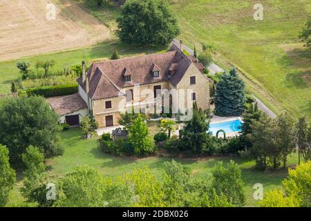 Castelnaud, Dordogne, Frankreich - 13. August 2019: Altes Haus rund um Schloss Castelnaud-la-chapelle im Dordogne-Tal, Perigord Noir, Frankreich Stockfoto