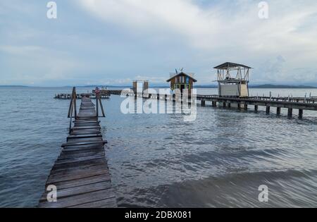 Karibik Häuser über dem Meer mit Holzterrasse auf Stelzen, Bocas del Toro, Panama Stockfoto