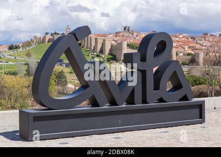 Avila, Spanien - 25. Juni 2019: Avila Blick von Los cuatro postes (die vier Post). Kastilien und Leon, Spanien Stockfoto