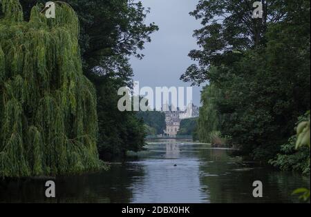 Blick auf die Stadt durch den Serpentine Lake im Hyde Park, Kensington Gardens. London, Großbritannien Stockfoto