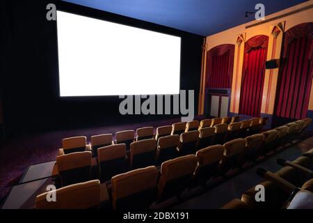 Kino Leinwand Mit Roten Vorhang Rahmen Und Sitze Stockfotografie Alamy