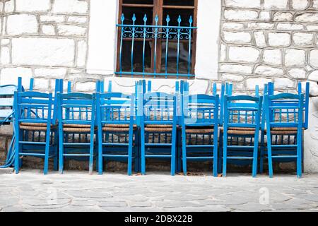 Griechisch spezifisch - traditionelle blaue Fenster und Stühle auf Thassos Insel, Griechenland. Stockfoto