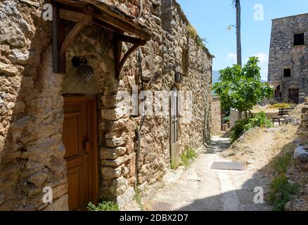 Schmale Straße in Anavatos Dorf, Chios, Griechenland Stockfoto