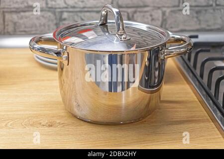 Großer Edelstahltopf mit Deckel an der Küchenarbeitspe Stockfoto