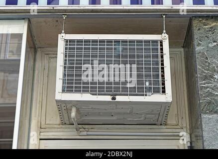 Fenster der Klimaanlageneinheit über der Tür Stockfoto