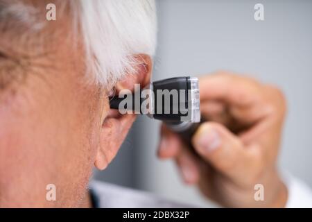 Otolaryngologie Prüfen. Arzt Untersucht Das Ohr Mit Otoskop Stockfoto