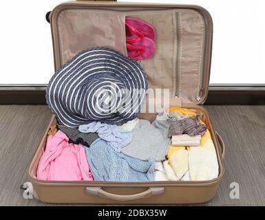 Offener Koffer mit verpackter Kleidung bereit für den Urlaub Stockfoto
