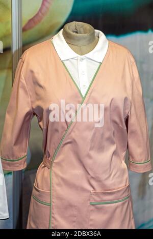 Reinigung Lady Maid Uniform bei Mannequin Stockfoto