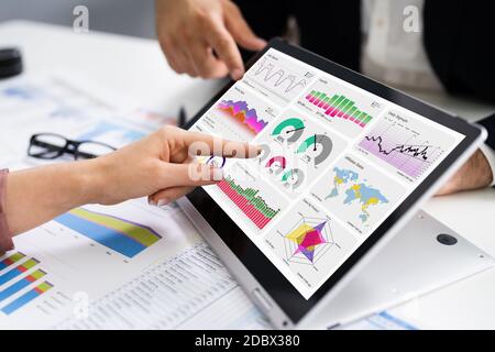 Finanzanalyst Mit Bildschirm Für Konvertible Laptops Mit Grafiken Stockfoto