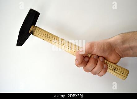 Hand des Mannes hält Hammer isoliert auf weißem Hintergrund Stockfoto