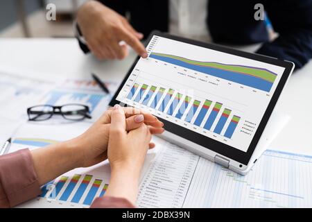 Finanzanalyst Mit Bildschirm Für Konvertible Laptops Mit Grafiken Stockfoto