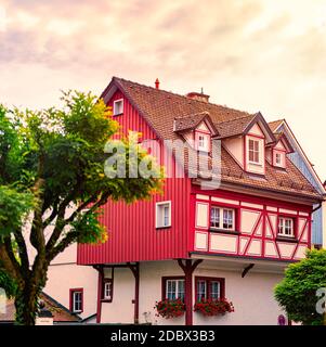 Oold Stadthaus in Deutschland, Europa. Orangefarbener Sonnenuntergang wolkiger Himmel im Hintergrund Stockfoto