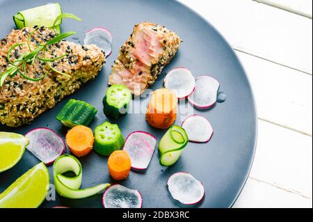 Gekochtes Thunfischsteak in Sesam mit Gemüse.Fischsteak Stockfoto