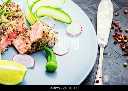 Gekochtes Thunfischsteak in Sesam mit Gemüse.Fischsteak Stockfoto