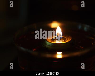 Nahaufnahme der Kerze mit gelber Flamme Stockfoto