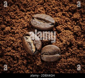 Kaffeebohnen und frisch gemahlener Kaffee, Makro, stilisiert Stockfoto