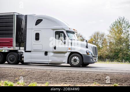 Seite der Motorhaube leistungsstarke Langstrecke weißen großen Rig Industrie Grade Sattelschlepper mit Kühlgerät auf der gekühlten semi Trailer läuft auf dem Hig Stockfoto