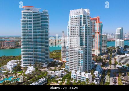 South Beach, Miami Beach, South Pointe Park, Luftaufnahme. Fliegen Sie in der Nähe moderner Wolkenkratzer am Ufer von South Pointe Beach, Miami, Florida. Miami City Stockfoto