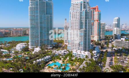 Nahaufnahme Drohnenansicht von Miami Beach, Hotels und Wolkenkratzern in der Nähe von South Pointe Beach und Küste, Florida Strände, Resort Städte, City Landscape. Nach Unten Stockfoto