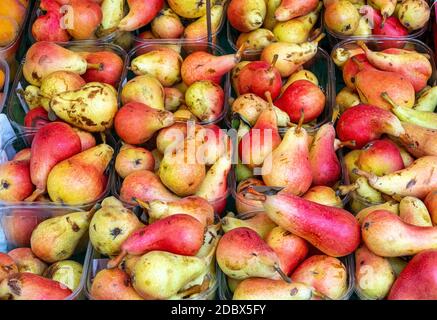 Rote und gelbe Birnen zum Verkauf auf einem Markt Stockfoto