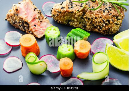 Gekochtes Thunfischsteak in Sesam mit Gemüse.Fischsteak Stockfoto