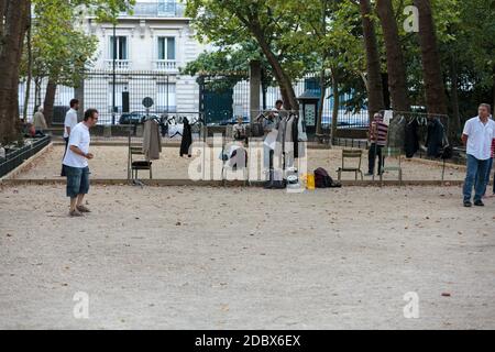 Paris, Frankreich - 12. September 2014: Petanque spielen am späten Nachmittag im Luxemburg-Garten in Paris, Frankreich Stockfoto