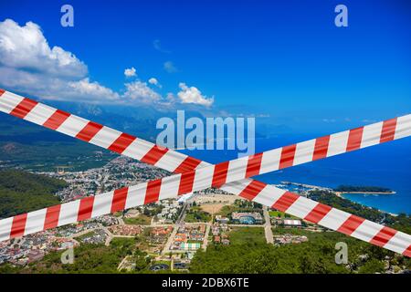 Schutzband auf Hintergrund Berg zur Stadt Kemer und das Meer in der Türkei. Stockfoto