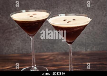 Espresso Martini Cocktails garniert mit Kaffeebohnen Stockfoto