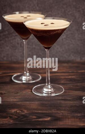 Espresso Martini Cocktails garniert mit Kaffeebohnen Stockfoto